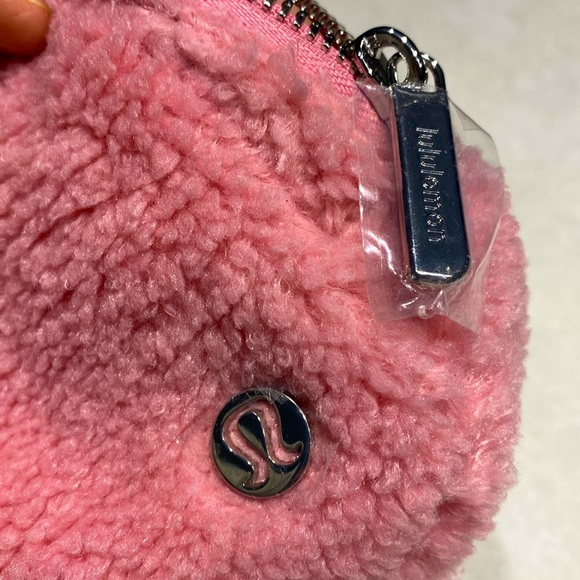 New lululemon Everywhere Belt Bag 1L Fleece with tags pink & shopping bag⭐️⭐️⭐️ - Picture 13 of 17